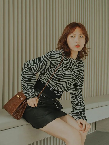 香妲儿女装2021秋冬季黑色条纹T恤