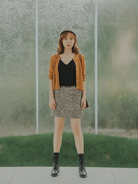 香妲儿女装2021秋冬季黑色印花短裙