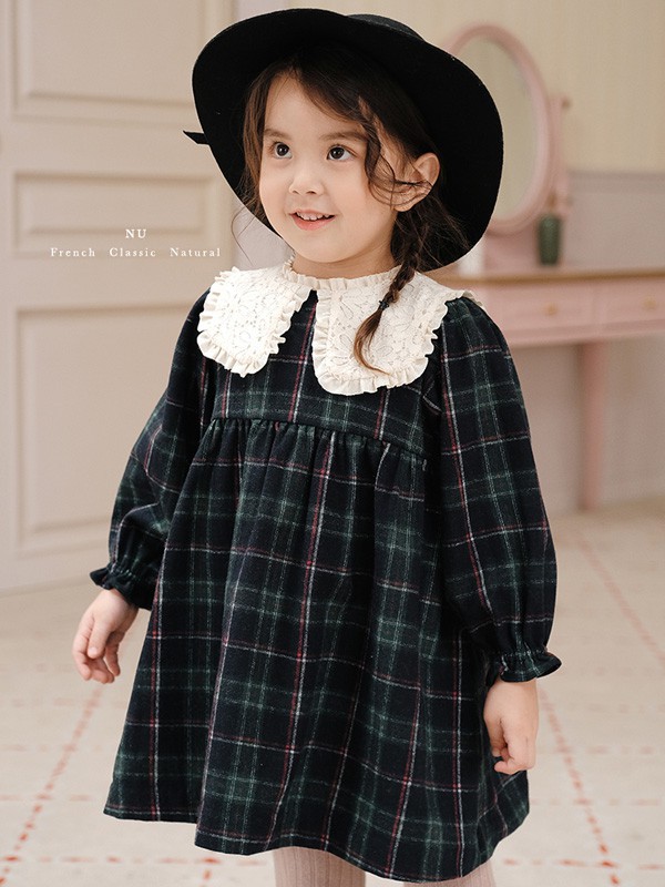 小而美2021秋冬季黑色娃娃领连衣裙