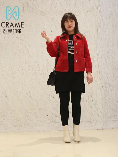 ​创美印象女装2021秋冬季黑色字母T恤