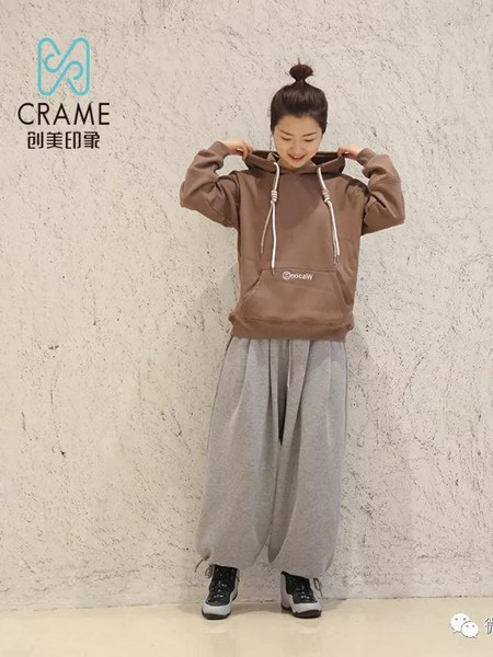 ​创美印象女装2021秋冬季咖啡色字母卫衣