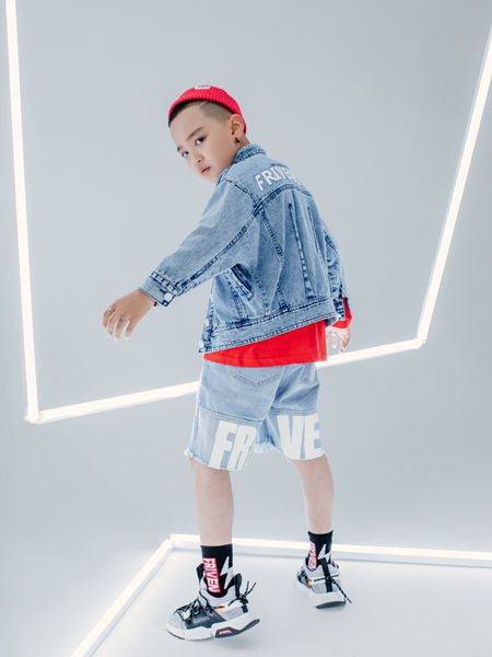 斐杋潮童2022春夏季蓝色字母短裤