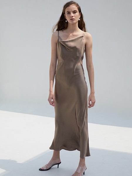 apMStyle女装2022春夏季咖啡色长款吊带裙