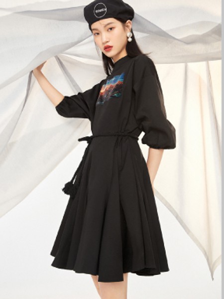 觅瑞女装2022春夏季黑色印花连衣裙