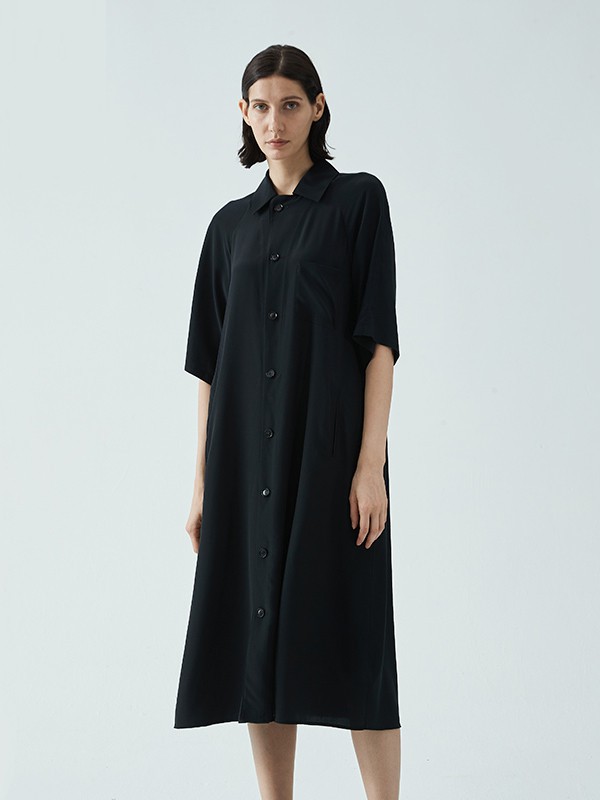 己以2022春夏季黑色宽松衬衫裙