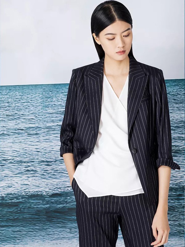 卡莉朵拉2022春夏季藏蓝色条纹西装