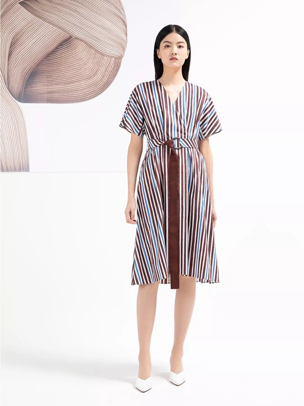 卡莉朵拉2022春夏季白色条纹连衣裙