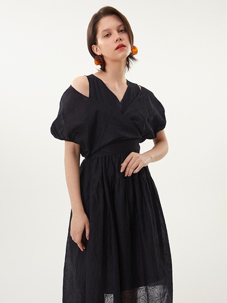 ​vizaviza2021秋冬季黑色泡泡袖连衣裙