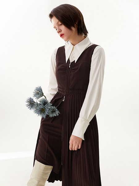 ​vizaviza2021秋冬季咖啡色纯色连衣裙