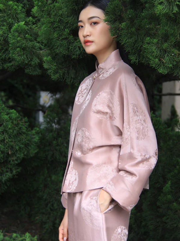 荷木女装2021秋冬季粉色暗纹上衣