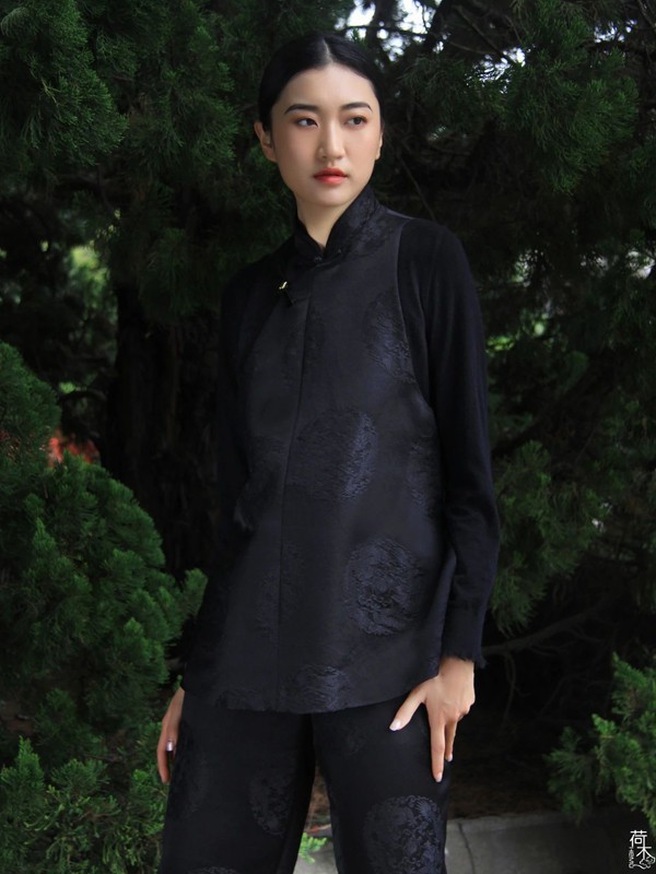 荷木女装2021秋冬季黑色暗纹背心