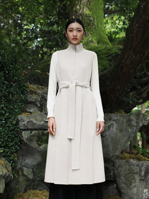荷木女装2021秋冬季白色高领大衣