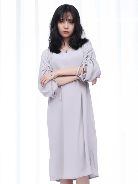 纳兰羽女装2022春夏季灰色长款连衣裙