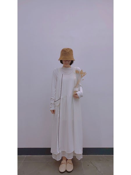 读色2021秋冬季白色长款连衣裙