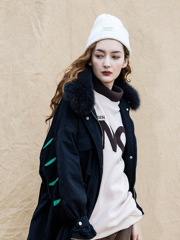 读色女装2021秋冬季白色字母T恤