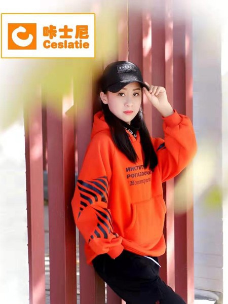 咔士尼童装2022春夏季橙色字母卫衣