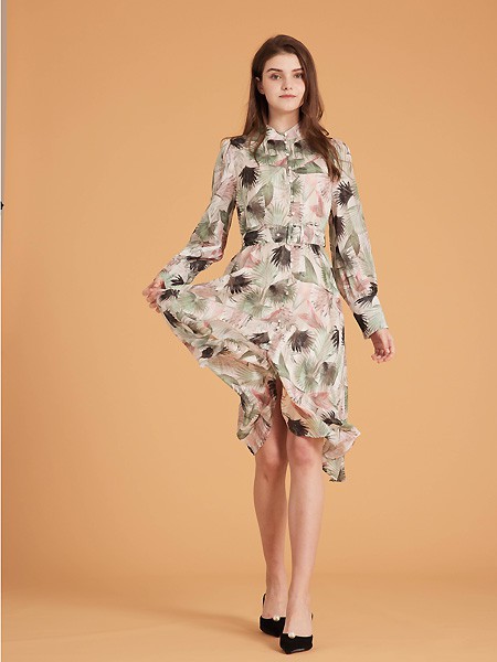 集娴2022春夏季米色印花连衣裙