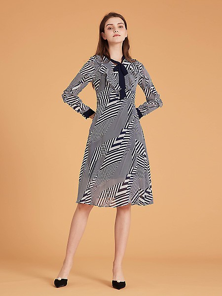 集娴2022春夏季黑色印花连衣裙