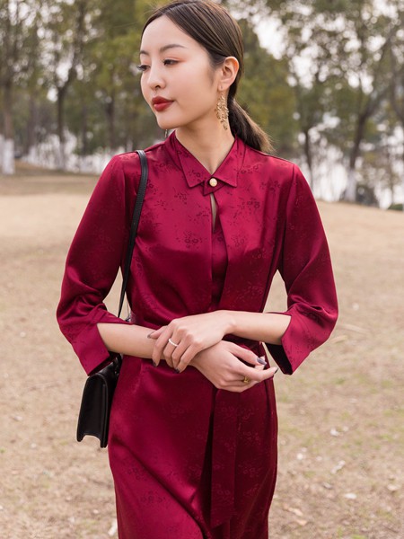 靖选2022春夏季酒红色收腰连衣裙