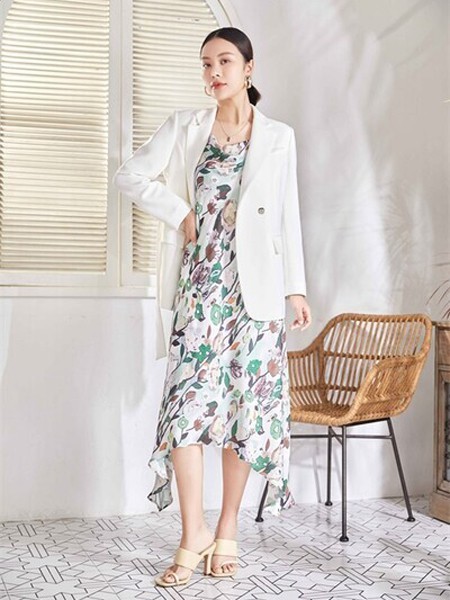 VOGUECREATECH女装2022春夏季白色印花连衣裙