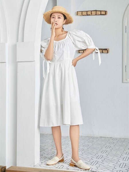 VOGUECREATECH女装2022春夏季白色泡泡袖连衣裙