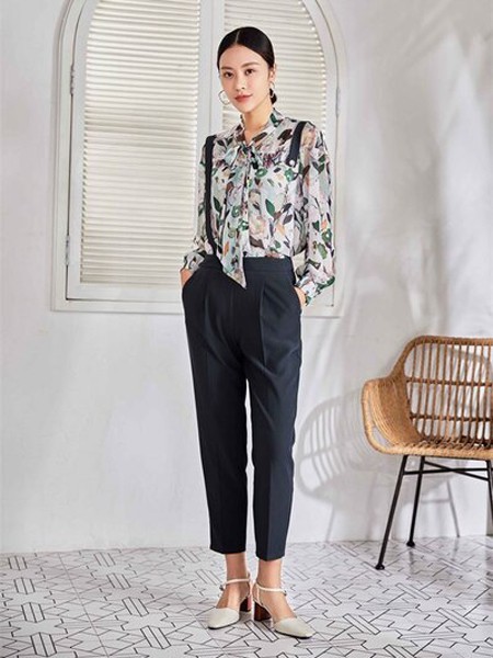 VOGUECREATECH女装2022春夏季白色印花雪纺衫