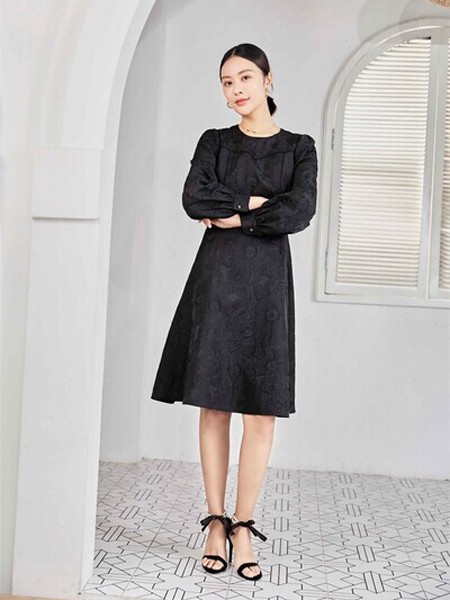 VOGUECREATECH女装2022春夏季黑色纯色连衣裙