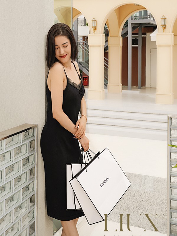 丽茜女装2022春夏季黑色纯色吊带裙