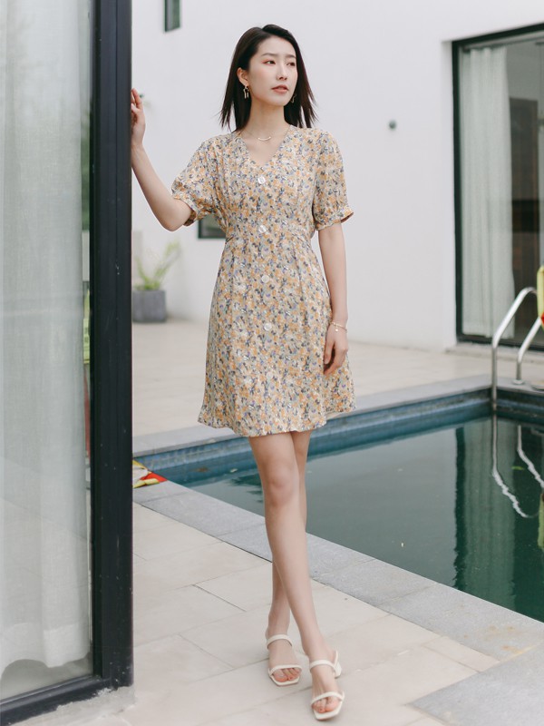 雅趋女装2022春夏季棕色印花连衣裙