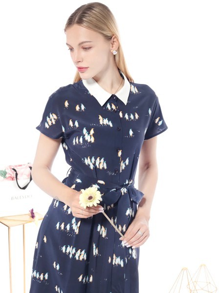 芭黎朵2022春夏季藏蓝色印花连衣裙