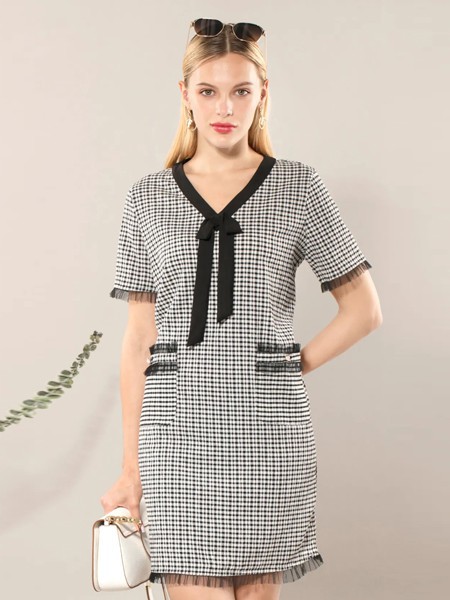 芭黎朵2022春夏季白色条纹连衣裙