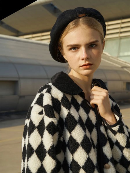 克德伊2021秋冬季白色印花外套