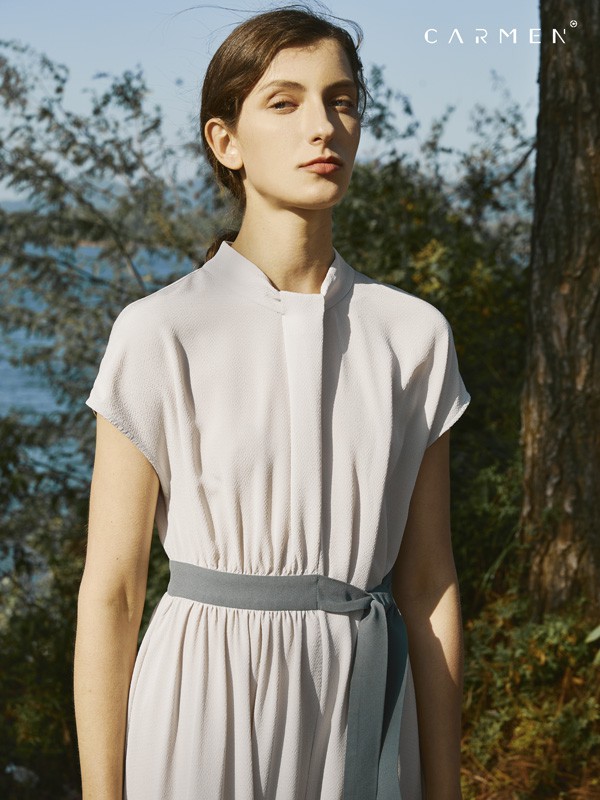 卡蔓2021春夏季白色修身连衣裙