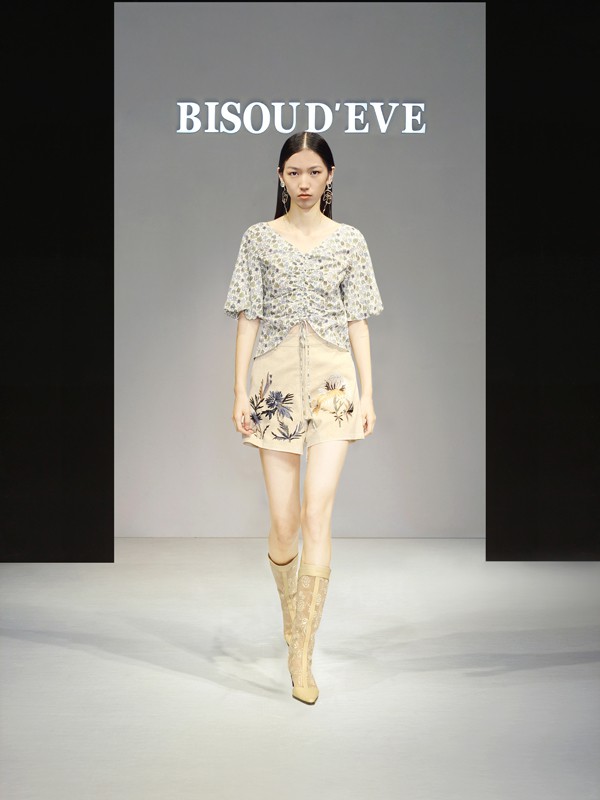 碧淑黛芙2021春夏季白色波点上衣