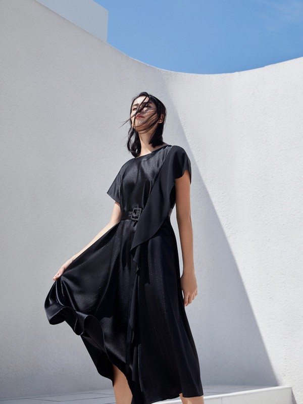 意澳2021春夏季黑色收腰连衣裙