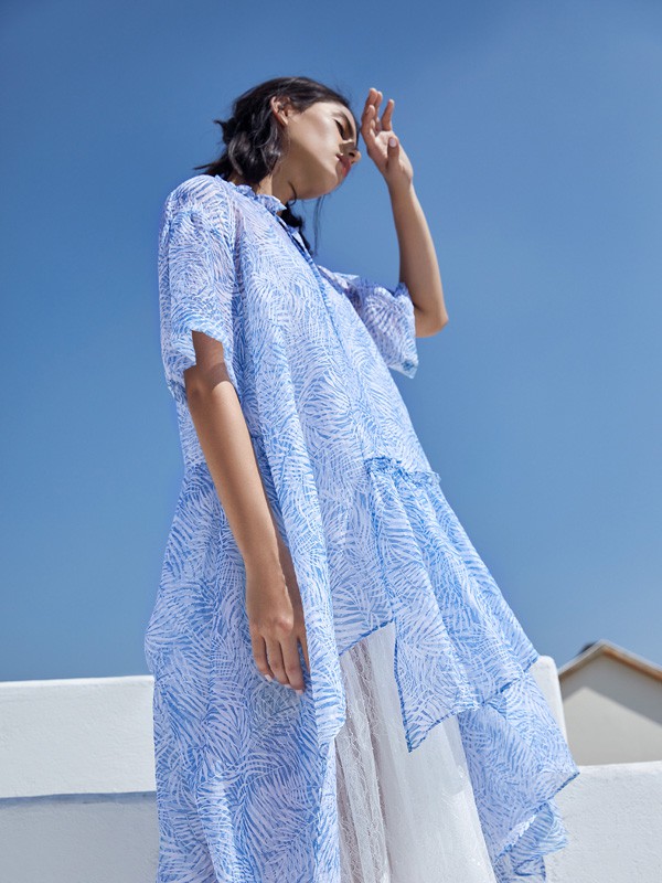 意澳2021春夏季浅蓝色印花上衣