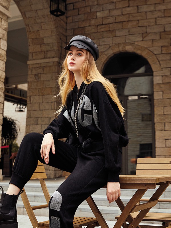 亮点2021春夏季黑色字母卫衣