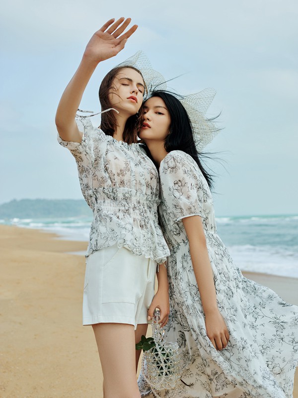 方示2021冬季白色印花连衣裙