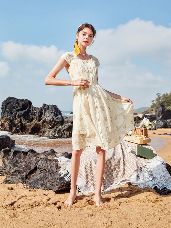 春美多2021夏季黄色印花连衣裙