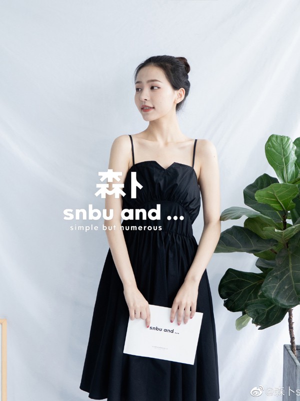 森卜2021春夏季黑色刺绣吊带裙