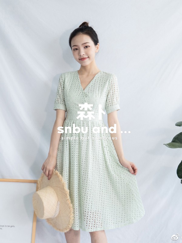 森卜2021春夏季绿色镂空连衣裙