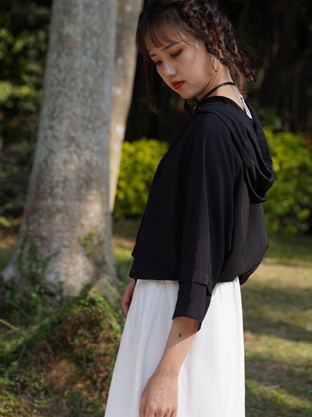 初绱2021夏季黑色连帽上衣