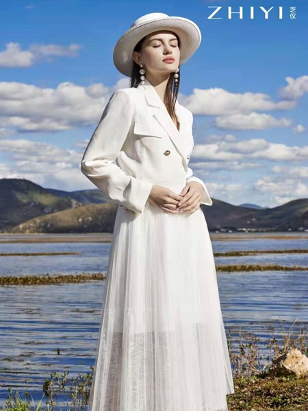 芝仪2021春夏季白色褶皱连衣裙