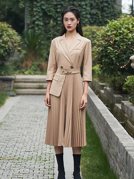 芝仪2021春夏季卡其色褶皱连衣裙
