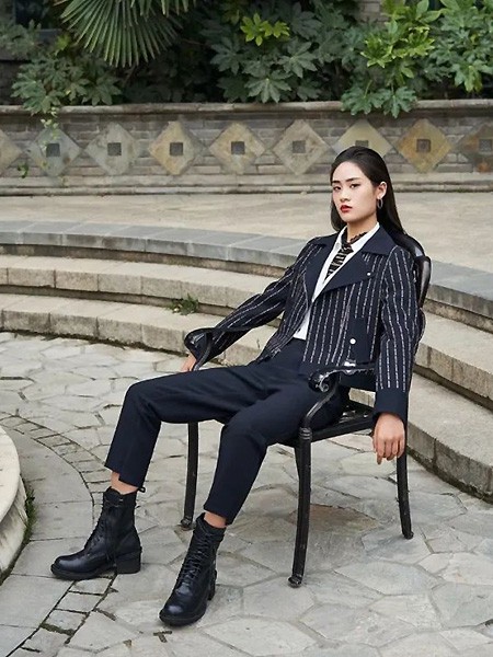 芝仪2021春夏季黑色条纹外套