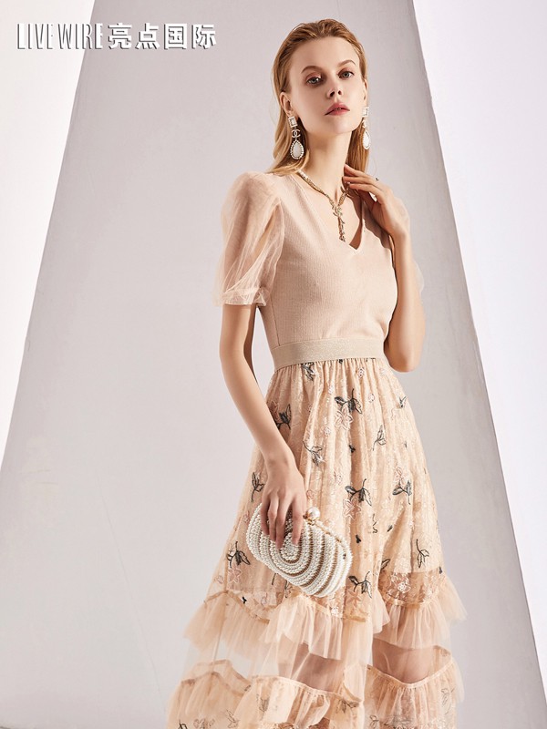 亮点2021夏季卡其色收腰连衣裙