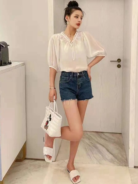 简诣2021春夏季白色泡泡袖上衣