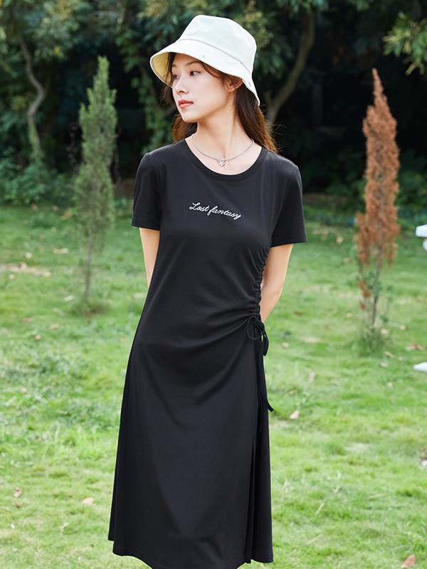 朵以2021春夏季黑色印花连衣裙