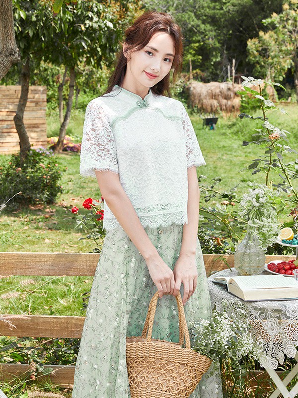 朵以2021春夏季白色刺绣上衣