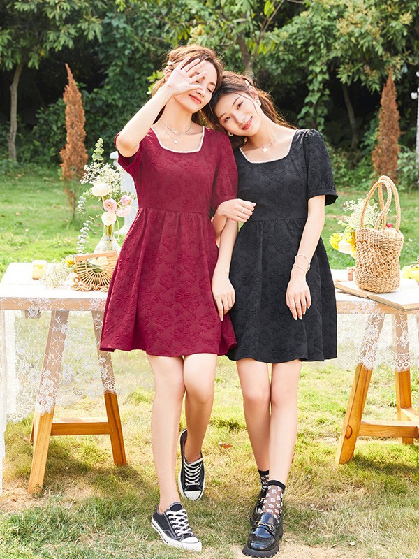 朵以2021春夏季酒红色连衣裙